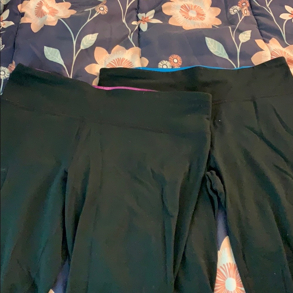 2 pair of Under armor capri leggings